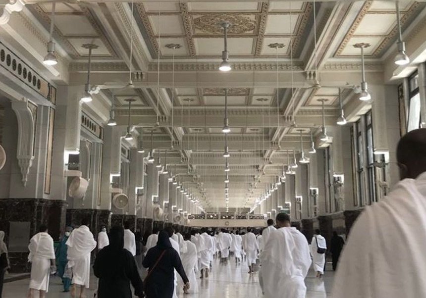 How to Perform Umrah: Step-by-Step Guide for Beginners 1 many people are in the picture performing umrah